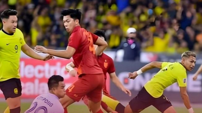 Pemain timnas Malaysia, Faisal Halim (paling kanan) mencetak gol ke gawang Thailand dalam pertandingan semifinal Piala AFF 2022 di Stadion Bukit Jalil, Kuala Lumpur, Malaysia hari Sabtu (7/1/2023) malam waktu setempat. (Twitter/@theaseanball)