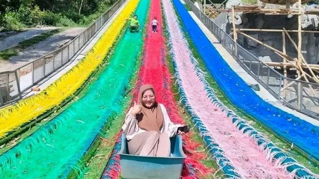 Pengunjung saat mencoba wahana yang ada di Taman Surga Rinjani, Sembalun, Lombok Timur [Suara.com/istimewa]