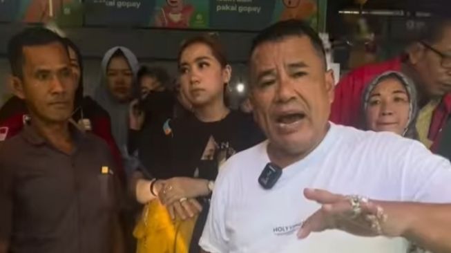 Norma Risma diketahui menyambangi Kopi Jhoni untuk meminta bantuan Hotman Paris terhadap kasus yang menimpanya (Instagram/ @Hotmanparisofficial)