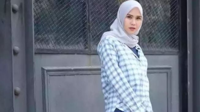 10 Inspirasi Hijab dan Outer ala Zaskia Mecca, Ibu 4 Anak Tetap Stylish