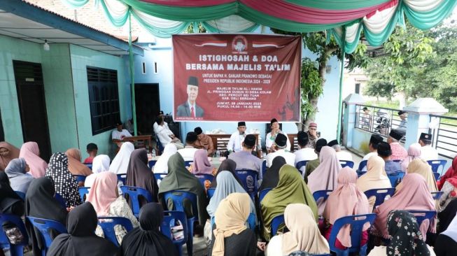 Komitmen Bantu Masyarakat, Relawan Ustaz Sahabat Ganjar Berikan Speaker dan Sembako di Deli Serdang