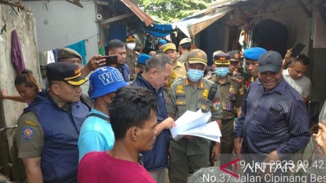 Pemkot Jaktim Layangkan Surat Peringatan ke-2, Rumah Warga di Bantaran Kali Ciliwung Bakal Digusur