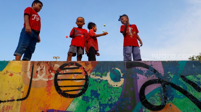 Sejumlah anak-anak bermain di lintasan skateboard di RPTRA Kalijodo, Penjaringan, Jakarta Utara, Senin (9/1/2023). [Suara.com/Alfian Winanto]