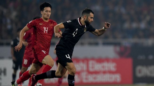 Bek Timnas Indonesia, Jordi Amat (kanan) tampil pada laga semifinal Piala AFF 2022 kontra Vietnam di Stadion Nasional My Dinh, Hanoi, Vietnam, Senin (9/1/2023) malam WIB. [Nhac NGUYEN / AFP]