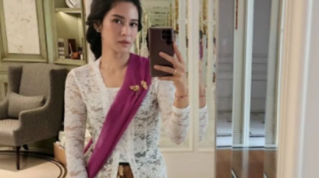 7 Inspirasi Style Kebaya Brokat ala Dian Sastro, Cocok di Berbagai Situasi!