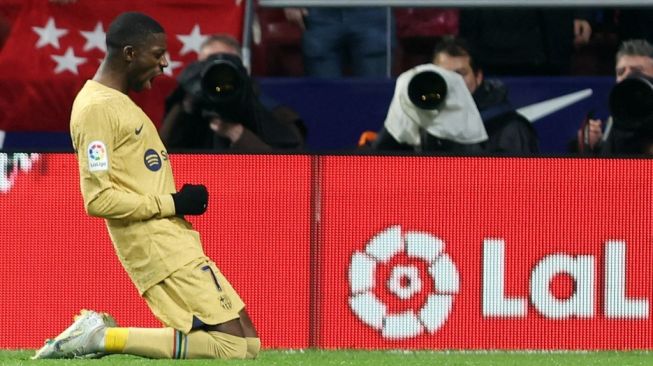 Penyerang Barcelona Ousmane Dembele merayakan gol selama pertandingan pkan ke-16 Liga Spanyol antara Atletico Madrid vs Barcelona di stadion Wanda Metropolitano di Madrid pada 8 Januari 2023.Thomas COEX/AFP.