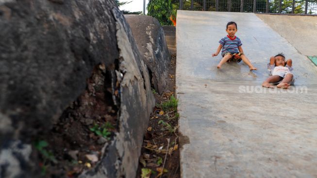 Kondisi lintasan skateboard yang berlubang di RPTRA Kalijodo, Penjaringan, Jakarta Utara, Senin (9/1/2023). [Suara.com/Alfian Winanto]