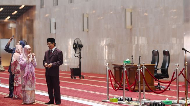 Istri Perdana Menteri Malaysia Anwar Ibrahim, Wan Azizah Wan Ismail (kiri) didampingi Imam Besar Masjid Istiqlal Nasaruddin Umar (kanan) saat berkunjung ke Masjid Istiqlal di Jakarta, Senin (9/1/2023). [ANTARA FOTO/Hafidz Mubarak A/hp]
