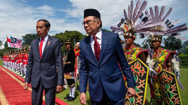 Presiden Joko Widodo (kiri) bersama Perdana Menteri Malaysia Anwar Ibrahim (kanan) memeriksa pasukan di Istana Kepresidenan Bogor, Jawa Barat, Senin (9/1/2023). [ANTARA FOTO/Sigid Kurniawan/hp]