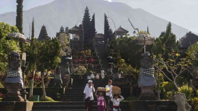 Pura Besakih Berstatus Cagar Budaya, Tepatkah Dibandingkan dengan Masjid Al Jabbar?