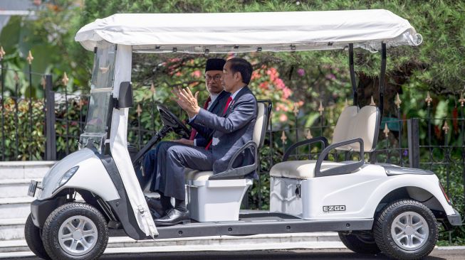 Presiden Joko Widodo (kanan) bersama Perdana Menteri Malaysia Anwar Ibrahim berbincang di dalam mobil golf seusai berkeliling Kebun Raya Bogor di Istana Kepresidenan Bogor, Jawa Barat, Senin (9/1/2023). [ANTARA FOTO/Sigid Kurniawan/hp]