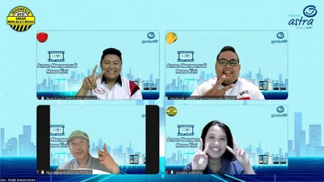 Head of PR and Activations Asuransi Astra, Angela Ria Anindita saat sesi foto bersama perwakilan pemenang Car Community Video Challenge yang berhasil diraih oleh Toyota Yaris Community Indonesia, Toyota Sienta Community Indonesia dan White Car Community [Asuransi Astra].