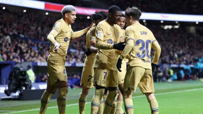 Pemain depan Barcelona Ousmane Dembele (tengah) merayakan golnya saat pertandingan pekan ke-16 Liga Spanyol antara Atletico Madrid vs Barcelona di stadion Wanda Metropolitano di Madrid pada 8 Januari 2023.Pierre-Philippe Marcou / AFP