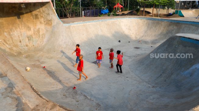 Sejumlah anak-anak bermain di lintasan skateboard di RPTRA Kalijodo, Penjaringan, Jakarta Utara, Senin (9/1/2023). [Suara.com/Alfian Winanto]