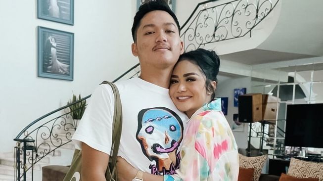 Dipeluk dan Dicium Kris Dayanti, Ekspresi Azriel Hermansyah Bikin Salfok: Kelihatan Canggung