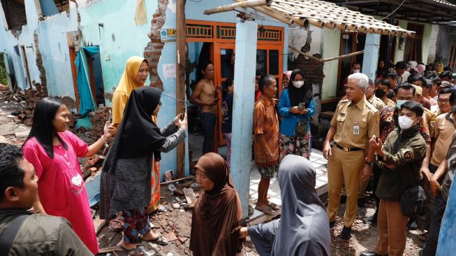 Ganjar Bangun Ulang 30 Rumah Warga yang Hancur Akibat Banjir di Brebes