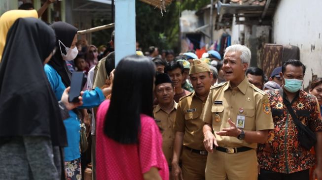 Cek Banjir di Brebes, Ganjar Beri Bantuan Rehab Rumah Hingga Peralatan Sekolah