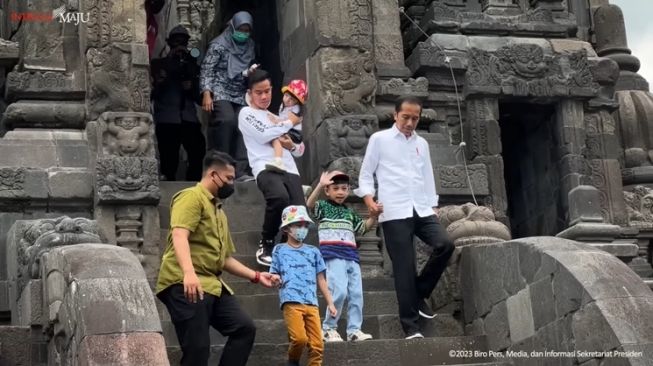 Udah Kayak Jumpa Fans, Yuk Intip Momen Presiden Jokowi Bawa Cucu Liburan ke Candi Prambanan!