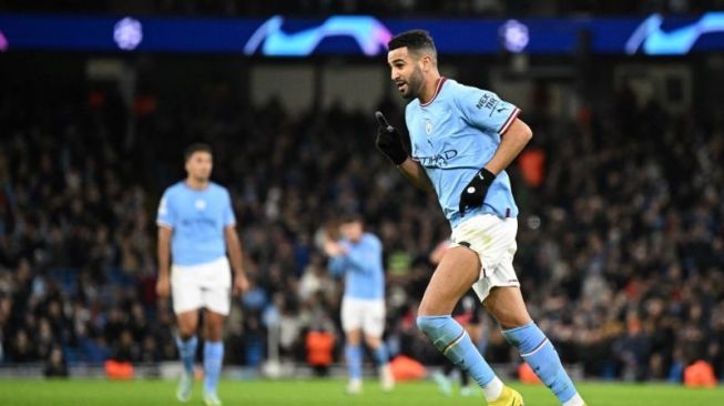 Foto arsip - Gelandang Manchester City Riyad Mahrez saat mencetak gol dalam pertandingan Liga Champions melawan Sevilla pada 2 November 2022.  Mahrez mencetak dua gol kala City membantai Chelsea 4-0 dalam Piala FA pada 8 Januari 2023. (AFP/OLI SCARFF)