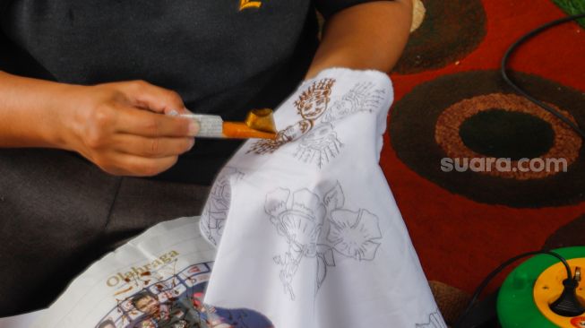 Peserta belajar proses membuat batik di Rawamangun, Jakarta Timur, Senin (9/1/2023). [Suara.com/Alfian Winanto]