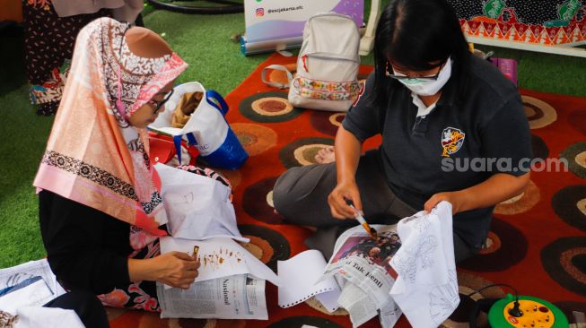 Peserta belajar proses membuat batik di Rawamangun, Jakarta Timur, Senin (9/1/2023). [Suara.com/Alfian Winanto]