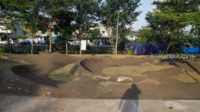 Kondisi salah satu lintasan skateboard di RPTRA Kalijodo, Penjaringan, Jakarta Utara, Senin (9/1/2023). [Suara.com/Alfian Winanto]