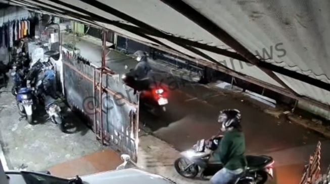 Beraksi saat Subuh, Dua Maling Motor Terekam CCTV saat Beraksi di Cengkareng