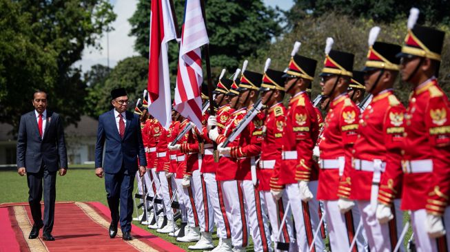 Presiden Joko Widodo (kiri) bersama Perdana Menteri Malaysia Anwar Ibrahim (kanan) memeriksa pasukan di Istana Kepresidenan Bogor, Jawa Barat, Senin (9/1/2023). [ANTARA FOTO/Sigid Kurniawan/hp]