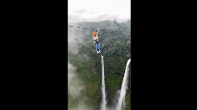 Heboh Video Flying Fox Lewati Tebing Tanpa Tali Pengaman Cadangan, Warganet Malah Senggol Ria Ricis