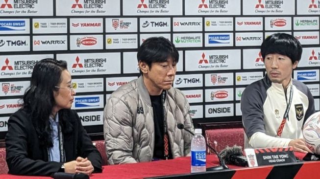 Pelatih Timnas Indonesia, Shin Tae-yong (tengah) memberikan pernyataan usai laga semifinal Piala AFF 2022 di Stadion Nasional My Dinh, Hanoi, Vietnam, Senin (9/1/2023) malam WIB. [ANTARA/Michael Siahaan]