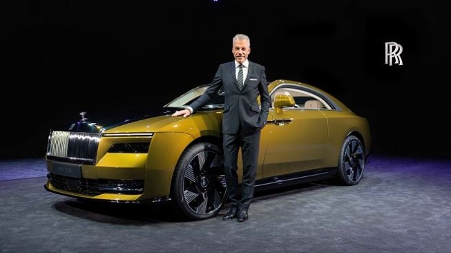 Torsten Muller-Otvos, Chief Executive Officer, Rolls-Royce Motor Cars bersanding dengan mobil listrik perdana perusahaan luks ini: Rolls-Royce Spectre [Rolls-Royce Asia Pacific].