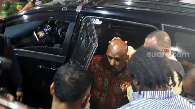 Sambil Dituntun, Gubernur Papua Lukas Enembe Tiba di RSPAD Gatot Soebroto Usai Ditangkap KPK