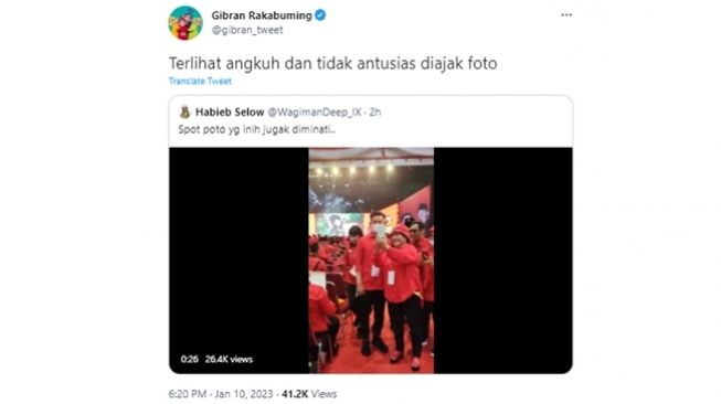 Tangkapan layar cuitan Gibran Rakabuming Raka me-roasting diri sendiri saat diajak foto kader lain di HUT ke-50 PDIP. (Twitter/@gibran_tweet)