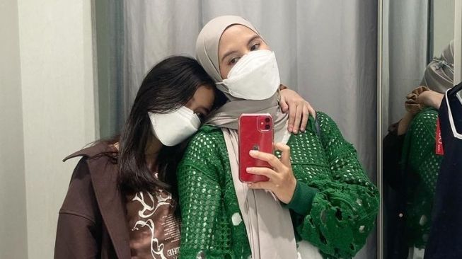 Potret kedekatan istri Ben Kasyafani dan Sienna (Instagram/@nesyanabila)