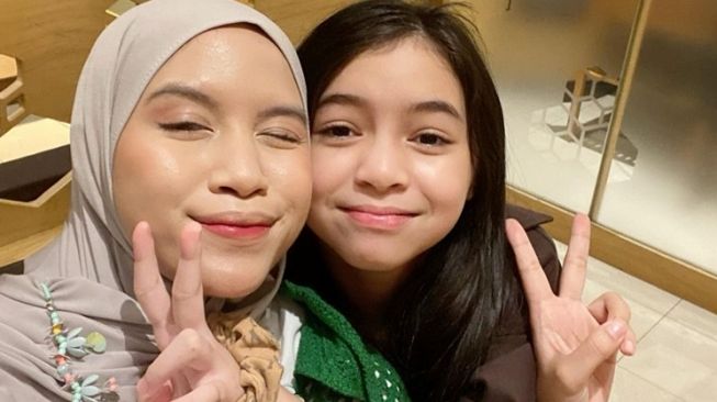 Potret kedekatan istri Ben Kasyafani dan Sienna (Instagram/@nesyanabila)