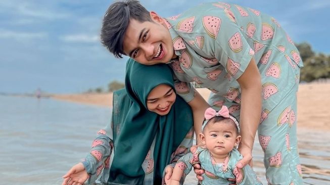 Beda Gaya Artis Momong Anak di Pantai (Instagram/@riaricis1795)