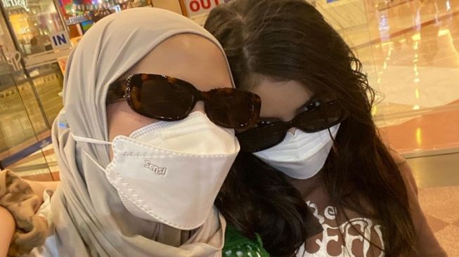 Potret kedekatan istri Ben Kasyafani dan Sienna (Instagram/@nesyanabila)