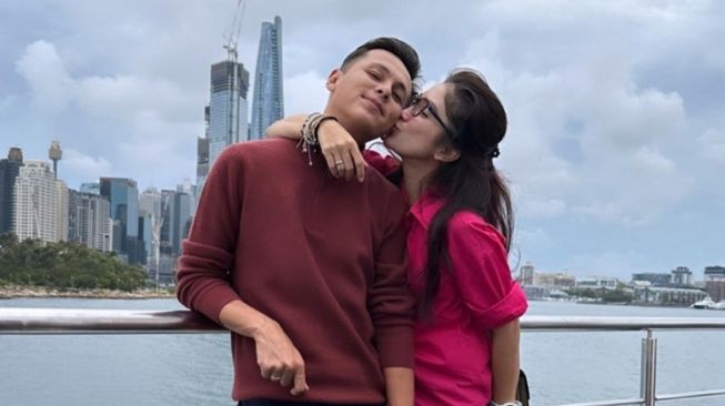 Potret romantis Andhika Pratama dan Ussy Sulistiawaty saat liburan (Instagram/@andhiiikapratama)