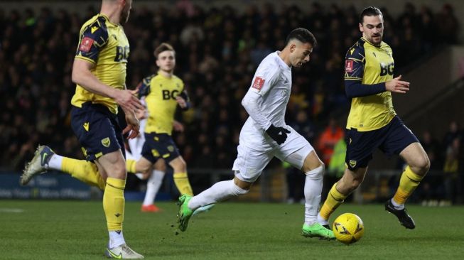 Gelandang Arsenal asal Brazil Gabriel Martinelli (tengah) berlari dengan bola selama pertandingan putaran ketiga Piala FA 2022-2023 antara Oxford United vs Arsenal di Stadion Kassam di Oxford, barat London, pada Januari 9, 2023.ADRIAN DENNIS / AFP