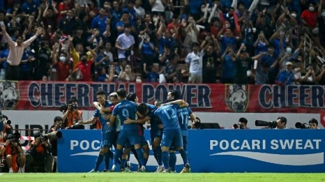 Pemain Thailand Bordin Phala (kiri) merayakan golnya dengan rekan setimnya pada pertandingan sepak bola semifinal AFF Mitsubishi Electric Cup 2022 antara Thailand dan Malaysia di Stadion Thammasat di Bangkok pada 10 Januari 2023.Lillian SUWANRUMPHA/AFP