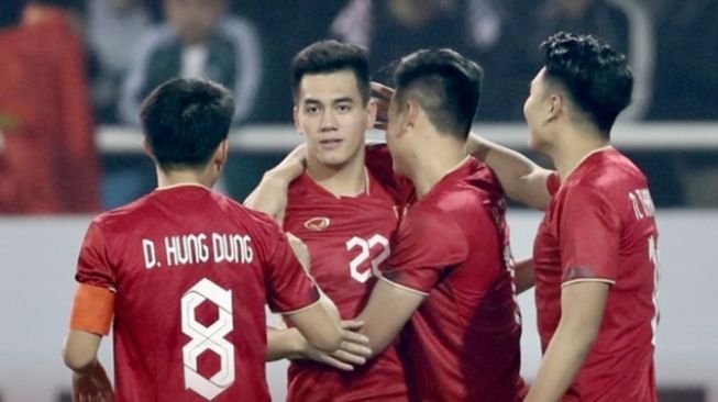 Pemain timnas Vietnam, Nguyen Tien Linh (nomor 22) bersama rekan-rekannya tengah merayakan gol ke gawang Indonesia pada semifinal Piala AFF 2022 di My Dinh National Stadium, Hanoi, Vietnam hari Senin (9/1/2023) malam waktu setempat. (Twitter/@theaseanball)
