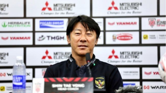 Pelatih timnas Indonesia, Shin Tae-yong dalam konferensi pers jelang lawan Vietnam di semifinal Piala AFF 2022. (Twitter/@AFFPresse)