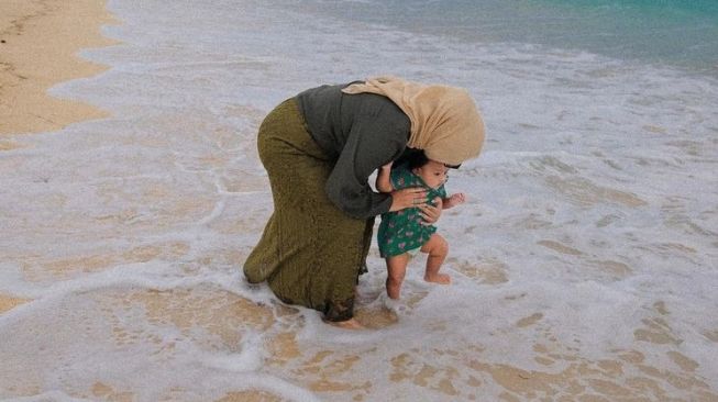 Beda Gaya Artis Momong Anak di Pantai (Instagram/@attahalilintar)