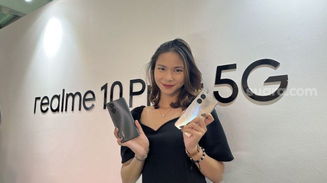 Realme 10 Pro Plus resmi diluncurkan ke Indonesia pada Selasa (10/1/2023). [Suara.com/Dicky Prastya]