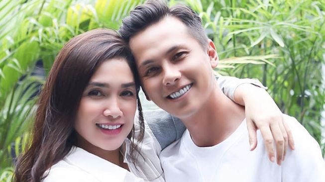 Potret romantis Andhika Pratama dan Ussy Sulistiawaty saat liburan (Instagram/@andhiiikapratama)