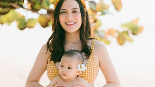 Beda Gaya Artis Momong Anak di Pantai (Instagram/@shandyaulia)