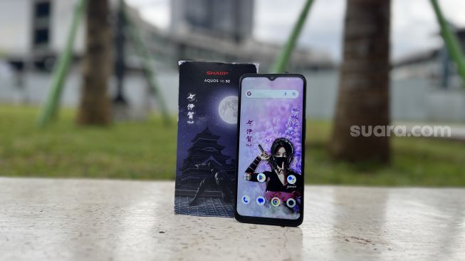 Review Sharp Aquos V6 5G tampak depan dan boksnya. [Suara.com/Dicky Prastya]