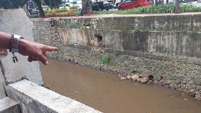 Pemuda Tewas Terjatuh di Kali Dekat SPBU Pancoran Ternyata Anak Vespa