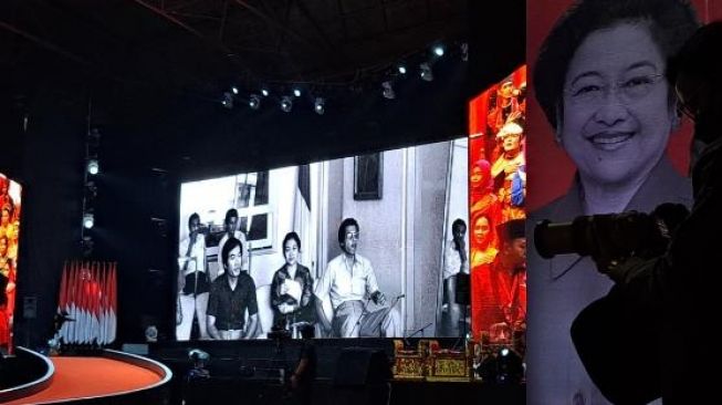 Foto-foto Ketua Umum PDI Perjuangan Megawati Soekarnoputri saat masih muda ditampilkan dalam acara puncak HUT ke-50 PDIP di JIExpo Kemayoran, Jakarta Pusat, Selasa (10/1/2023). (Suara.com/Novian)