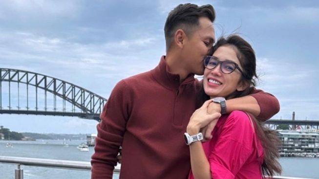 Potret romantis Andhika Pratama dan Ussy Sulistiawaty saat liburan (Instagram/@andhiiikapratama)